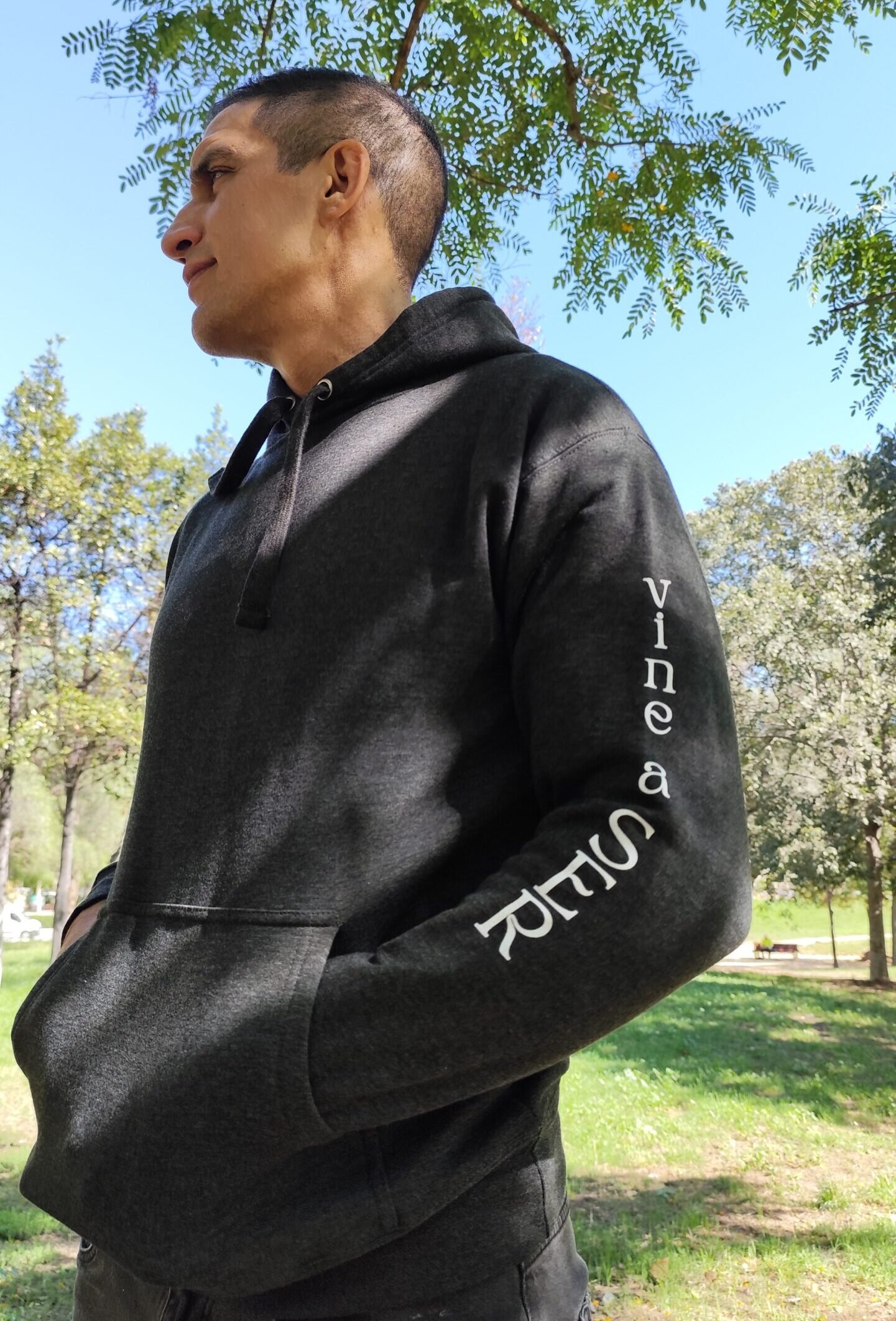 VINE A SER - Sudadera con capucha unisex. Estampa manga y espalda - Imagen 4