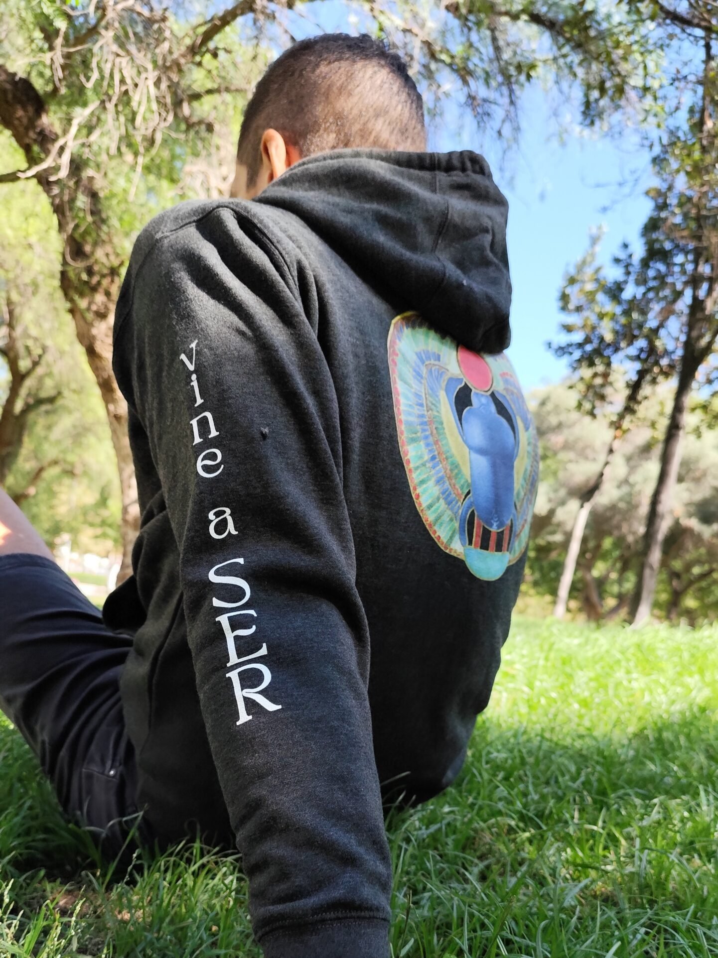 VINE A SER - Sudadera con capucha unisex. Estampa manga y espalda
